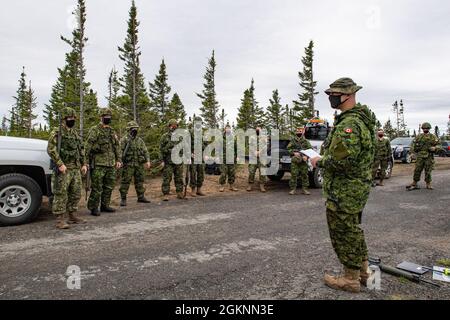 Sergeant Robert Nightingale, 1. Bataillon, Royal Newfoundland Regiment, gibt die Sicherheitsunterweisung vor der Eröffnung eines Gewehrbereichs in 5 Wing Goose Bay, Neufundland und Labrador, wo kanadische Soldaten des 1. Bataillons, des Royal Newfoundland Regiment und 2 Wing, Bagotville, Force Protection Group, Verbessern Sie ihre Fähigkeiten im Bereich der Kampfführung in Vorbereitung auf die NORAD-Übung Amalgam Dart 21-1, 05. Juni 2021. Foto: Obergefreiter Meister Krista Blizzard, 5 Wing Imaging Stockfoto