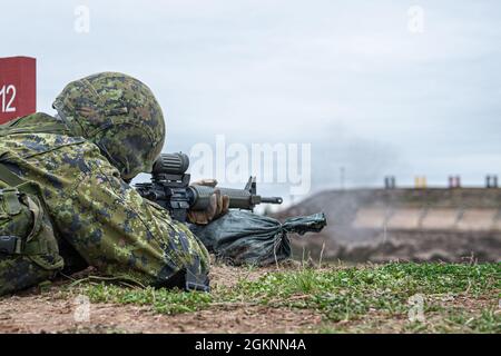 Kanadische Soldaten aus dem 1. Bataillon, dem Royal Newfoundland Regiment und dem 2 Wing, Bagotville, Force Protection Group, Schärfen Sie ihre Fähigkeiten im Schießhandwerk auf einem Gewehrbereich in 5 Wing Goose Bay, Neufundland und Labrador, in Vorbereitung auf die NORAD-Übung Amalgam Dart 21-1, 05. Juni 2021. Foto: Obergefreiter Meister Krista Blizzard, 5 Wing Imaging Stockfoto