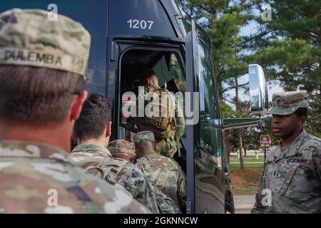 Fallschirmjäger des 1. Brigade-Kampfteams steigen in einen Bus ein, der Fort Bragg, North Carolina, während einer Übung zur Einsatzbereitschaft am 7. Juni 2021 verlassen wird. Eine Übung zur Einsatzbereitschaft bestätigt die Bereitschaft und Effektivität der Soforteinsatzkräfte der 82nd Airborne Division, die immer bereit sind, innerhalb von 18 Stunden nach Benachrichtigung überall auf der Welt zu implementieren, zu kämpfen und zu gewinnen. Stockfoto