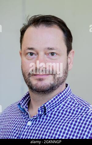 Berlin, Deutschland. September 2021. Clemens Krauss, Künstler, blickt nach einem Interviewtermin mit der Deutschen Presse-Agentur im Berliner Haus am Lützowplatz in die Kamera des Fotografen. Die österreichische Künstlerin ist auch Psychoanalytikerin. Für seine neue Ausstellung 'Massen/ Masses' in Berlin plant er eine Performance mit Gruppensitzungen mit bis zu zwölf Teilnehmern. (To dpa: 'The artificial skin of Clemens Krauss - Berlin Art Week Begins') Quelle: Christoph Soeder/dpa/Alamy Live News Stockfoto