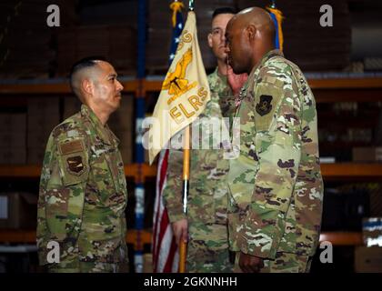 US Air Force Col. Todd Inouye, links, Kommandant der 380. Expeditionary Mission Support Group, Und Oberstleutnant Kanzler Larracuente, rechts, scheidender Kommandant der 380. Expeditionary Logistic Readiness Squadron, steht in Vorbereitung auf die Übergabe der Führung bei einer Zeremonie zur Änderung des Kommandos auf dem Luftwaffenstützpunkt Al Dhafra, Vereinigte Arabische Emirate, 7. Juni 2021. Ein Befehlswechsel ist eine militärische Tradition, die eine formale Übertragung der Autorität und Verantwortung für eine Einheit von einem Kommandanten auf einen anderen darstellt. Stockfoto