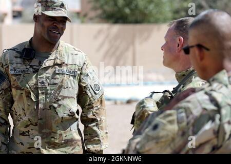 Personal Sgt. Kashk Crumbie, ein Soldat bei Echo Company, Forward Support Company, 1. Angriffsbataillon, 82. Kampfluftfahrtbrigade chattet mit der Task Force Phoenix Commander Col. Alan Gronewold und der Task Force Phoenix Command Sgt. Maj. Refugio Rosas. Stockfoto