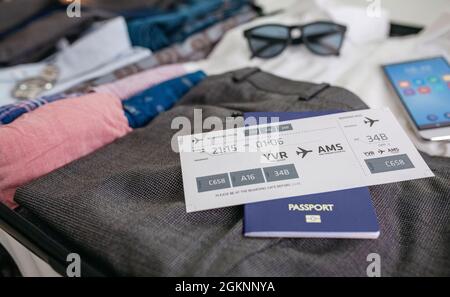 Bordkarte und Reisepass im Koffer des Geschäftsmanns Stockfoto