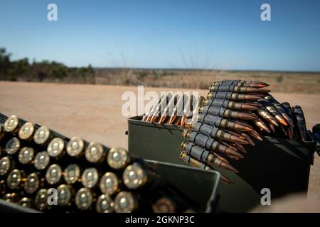 Die Munitionsmenge für das M2 schwere Maschinengewehr wird in einer Munitionskanne vor einem Live-Feuerbereich im Mount Bundey Training Area, NT, Australien, 7. Juni 2021 gestapelt. Das Programm bestand aus Training auf dem mittleren Maschinengewehr M240B und Dem Schweren Maschinengewehr M2, das auf einem Humvee montiert war. Die Ausbildung unterstützt die Fähigkeiten der Marines als qualifizierte Expeditionskämpfer, die in der Lage sind, auf eine potenzielle Krise oder eine mögliche Notlage zu reagieren. Stockfoto