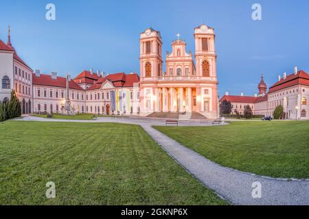 Klosterkirche Göttweig bei Krems gegen Sonnenuntergang in Niederösterreich, Wachau, Österreich Stockfoto