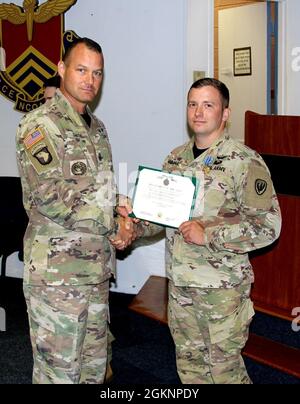 US Army Staff Sgt. Allen Hennaman wird von Command die Army Achievement Medal (AAM) überreicht. Sgt. Maj. Bradford Smith, U.S. Army Aviation Center of Excellence Stockfoto