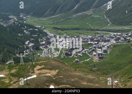 Luftaufnahme des Dorfes Breuil-Cervinia im Aostatal, Italien Stockfoto