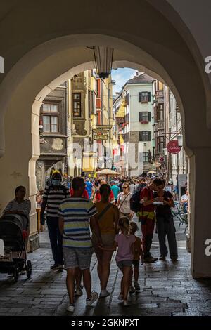 Die Touristen flanieren entlang der Hofgasse, der Gasse, die die Hofburg mit dem Goldenen Dachplatz verbindet. Innsbruck, Tirol, Österreich, Europa Stockfoto