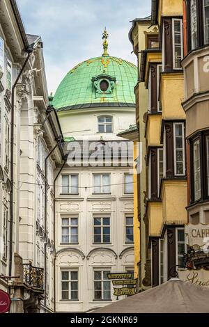 Die Sommerresidenz des Kaisers von den engen Gassen der Innsbrucker Altstadt aus gesehen. Innsbruck, Tirol, Österreich, Europa Stockfoto