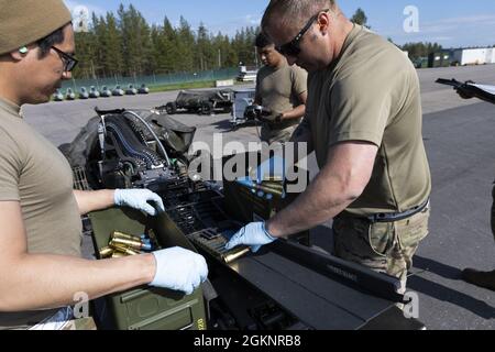 US Air Force Airmen von der 52. Wartungsschwadron auf dem Luftwaffenstützpunkt Spangdahlem, Deutschland, verwenden auf dem Luftwaffenstützpunkt Kallax, Schweden, 8. Juni 2021 einen Auffülltisch, der mit einem Universal-munitionsreloader ausgestattet ist. Die UAL ist eine rationalisierte Möglichkeit, das Waffensystem von F-16-Flugzeugen neu zu laden, die in diesem Fall während der Arctic Challenge Übung 2021 mit gummiumgekippten Kugeln für Trainingszwecke beladen sind. Stockfoto