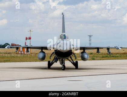 Eine F-16 Kampffalke der US-Luftwaffe wurde während der Übung von Falcon Strike 21 (FS21) auf der Amendola Air Base, Italien, am 8. Juni 2021 den 555. Jagdgeschwader außerhalb der Fluglinie zugewiesen. Sechs F-16C Kampffalken nehmen an der FS21 Teil und integrieren sich mit israelischen, britischen und italienischen Luftwaffendienstmitgliedern. FS21 ist eine Übung, die die Integration zwischen Flugzeugen der vierten und fünften Generation optimiert. Stockfoto