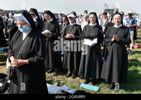 Sastin, Slowakei. September 2021. Papst Franziskus feiert am 15. September 2021 in Sastin eine Messe während seines viertägigen Besuchs in der Slowakei, der am Sonntag begann. Quelle: Vaclav Salek/CTK Photo/Alamy Live News Stockfoto