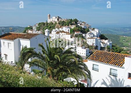 Erhöhten Blick auf ein traditionelles, weißes Dorf, Casares, Provinz Malaga, Andalusien, Spanien, Westeuropa Stockfoto