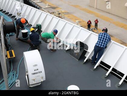 210608-N-OH262-0787 NORFOLK, VA. (8. Juni 2021)--zivile Seeleute, die dem ozeanographischen Vermessungsschiff des Militärkommandos USNS Bruce C. Heezen (T-AGS 64) zugewiesen wurden, sichern die Anlegestellen, während das Schiff in die Marinestation Norfolk einfährt, 8. Juni. Die Seeleute, die USNS Bruce C. Heezen besetzen, sind bei der beauftragten Betreibergesellschaft Ocean Ships, Inc. Beschäftigt Stockfoto