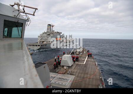 210608-N-CZ893-1059 OSTPAZIFIK (JUN. 8, 2021) der Zerstörer USS Howard (DDG 83) der Arleigh Burke-Klasse segelt während einer Auffüllung auf See neben dem Military Sealift Command Fleet Replenishment Oiler USNS Henry J. Kaiser (T-AO 187). Howard führt derzeit routinemäßige Seeoperationen in der dritten US-Flotte durch. Stockfoto