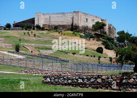 Sohail Schloss mit Schlossgarten in der Vordergrund, Fuengirola, Provinz Malaga, Andalusien, Spanien, Westeuropa. Stockfoto