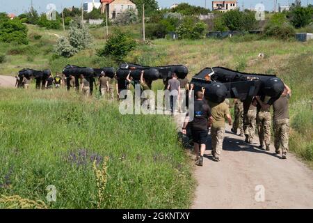 Ukrainische Marineinfanteristen mit der 36. Marine Brigade führen in Mykolayiv, Ukraine, am 8. Juni 2021 Kampfflugzeuge (CRRC). Während eines neuntägigen Unterrichts werden US-Marineinfanteristen aus der Ukraine die Grundlagen des Betriebs mit dem CRRC beibringen, einem kleinen, leichten, aufblasbaren und dennoch robusten Boot, Nützlich für eine Vielzahl von Missionen, die Geschwindigkeit und Stealth erfordern. Stockfoto