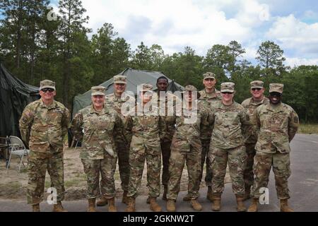 US Army Brig. General Jeffery Copeland, der Direktor des Joint Staff und stellvertretender General Adjutant, posiert für ein Bild mit Col. Michelle Harper, der Kommandantin der 449. Combat Aviation Brigade, Führern der 449. CAB und Soldaten, die dem Echo Company 1-130. Angriffsbataillon, 449. CAB in Fort Bragg, N.C., zugewiesen wurden, 8. Juni 2021. Copeland besuchte Soldaten der 1-130 ab, die ihre jährliche Ausbildung durchführen. Stockfoto