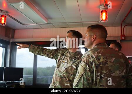 US Army Brig. General Jeffery Copeland, der Direktor des Joint Staff und stellvertretender General Adjutant, bespricht Schulungsmaßnahmen mit Maj. Warren Green vom 1-130. Angriffsbataillon, 449. Combat Aviation Brigade, in Fort Bragg, N.C., 8. Juni 2021. Copeland besuchte Soldaten der 1-130 ab, die ihre jährliche Ausbildung durchführen. Stockfoto