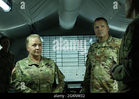 US Army Brig. General Jeffery Copeland (rechts), Direktorin des gemeinsamen Stabs und stellvertretende Adjutant-Generals, Oberst Michelle Harper (links), Kommandantin der 449. Combat Aviation Brigade, hört sich das 1-130. Angriffsbataillon, die Trainingseinsätze der 449. CAB in Fort Bragg, N.C., an, 8. Juni 2021. Copeland besuchte Soldaten der 1-130 ab, die ihre jährliche Ausbildung durchführen. Stockfoto