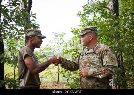 US Army Brig. General Jeffery Copeland, Director of Joint Staff und Assistant Adjutant General, zeichnet Sgt. Rashad Suggs, zugewiesen an Echo Company 1-130. Angriffsbataillon, 449. Kampfluftfahrtbrigade, eine Spitzenmünze in Fort Bragg, N.C., 8. Juni 2021. Copeland besuchte Soldaten der 1-130 ab, die ihre jährliche Ausbildung durchführen. Stockfoto