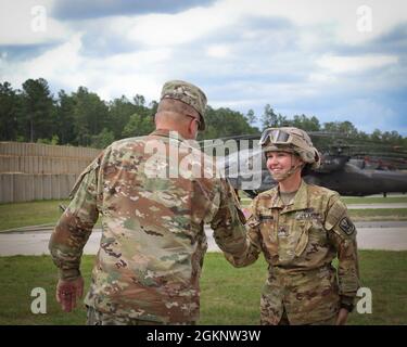 US Army Brig. General Jeffery Copeland, Direktor des gemeinsamen Stabs und stellvertretender General Adjutant, begrüßt Sgt. Haley Anerson, zugewiesen an Echo Company 1-130. Angriffsbataillon, 449. Kampfluftfahrtbrigade, in Fort Bragg, N.C., 8. Juni 2021. Copeland besuchte Soldaten der 1-130 ab, die ihre jährliche Ausbildung durchführen. Stockfoto