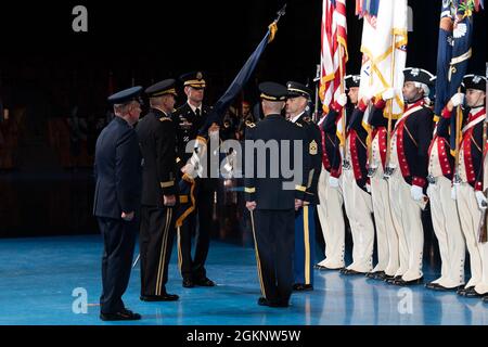 Eine Befehlswechselzeremonie findet für den Militärbezirk der Vereinigten Staaten von Amerika in Washington und die Gemeinsame Task Force National Capitol Region in Conmy Hall, Joint Base Myer-Henderson Hall, VA, 8. Juni 2021 statt. Generalstabschef der US-Armee James C. McConville moderierte die Veranstaltung, bei der der US-Armeemajor General Omar J. Jones sein Kommando an den US-Armeemajor General Allan M. Pepin reliquierte. Stockfoto