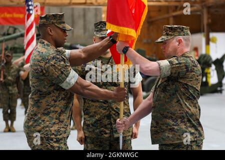 Oberstleutnant LaBarron L. McBride (links), der die Farben des 1. Marine Force Storage Bataillon von Oberstleutnant Micheal Graham (rechts) als neuer Kommandooffizier während einer Befehlswechselzeremonie in der Marine Corps Logistics Base Barstow, ca., Juni 8, annahm. Stockfoto