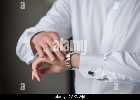 Nahaufnahme auf die Hand eines Bräutigams, der seine Uhr trug, aufgenommen im Peachtree Club in Atlanta, GA Stockfoto