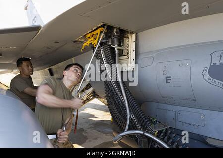 US Air Force Airmen der 52. Wartungsgruppe auf dem Luftwaffenstützpunkt Spangdahlem, Deutschland, laden auf dem Luftwaffenstützpunkt Kallax, Schweden, 8. Juni 2021, in eine F-16 der US Air Force. Während der Arctic Challenge Übung 21 bereiteten die 52. MXS Airmen das Flugzeug für über 450 geflogene Sorties vor. Stockfoto