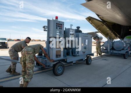 Die Flieger des 49. Logistics Readiness Squadron laden während eines Major Command Service Tail Trainers auf der Holloman AFB, New Mexico, am 8. Juni 2021 die Bodenausrüstung des Flugzeugs auf eine Dover Air Force Base C-5M Super Galaxy. Loadmasters vom 9. Airlift Squadron koordinierten Fracht mit Airmen vom 49. Flügel des Air Education and Training Command und der 635. Materialwartungsgruppe des Air Force Matrael Command, um die 10-tägige MSTT abzuschließen. Im Laufe des Trainings luden und entladen Airmen 320,085 Pfund Fracht, darunter palettierte Fracht, ALTER, einen Tankwagen und einen K-Lader. Stockfoto