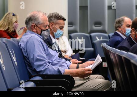 Frank Kendall, ehemaliger Unterstaatssekretär für Verteidigung für Akquisition, Technologie und Logistik, nimmt an einer Präsentation von 60th Medical Group Airmen am 8. Juni 2021 auf dem Travis Air Force Base, Kalifornien, Teil. Kendall gehörte zu einer Vielzahl von aktuellen und ehemaligen Vertretern der Gesundheitsbehörde des Verteidigungsministeriums, die die COVID-19-Minderungsfähigkeiten des David Grant USAF Medical Center beobachteten. Stockfoto