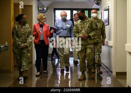 Frank Kendall, ehemaliger Unterverteidigungs-Minister für Akquisition, Technologie und Logistik, Center, spricht mit 60th Medical Group Airmen am 8. Juni 2021 auf der Travis Air Force Base, Kalifornien. Kendall gehörte zu einer Vielzahl von aktuellen und ehemaligen Vertretern der Gesundheitsbehörde des Verteidigungsministeriums, die die COVID-19-Minderungsfähigkeiten des David Grant USAF Medical Center beobachteten. Stockfoto