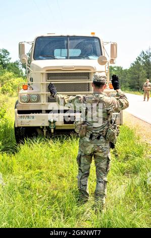 Personal Sgt. James Dean, ein Beobachter-Trainer/Trainer mit dem 1. Bataillon, 310th Brigade Engineer Bataillon, 181st Multi-Functional Training Brigade, Bodentguides ein M915A5 Line-Haul Tractor Truck aus einem Graben am Straßenrand 8. Juni 2021, in Fort McCoy, Wis. die Aktion war Teil der 86. Training Division Warrior Übung. Die Fahrzeuge mussten sicher aus dem Graben gefahren werden, ohne den Kipppunktwinkel jedes Lkw zu beeinträchtigen. Stockfoto