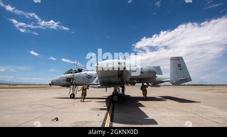 Engagierte Besatzungshäupter des 124. Flugzeugwartungsgeschwaders, Boise, Idaho, bereiten einen A-10 Thunderbolt II für Abschaltvorgänge auf dem Luftwaffenstützpunkt Mountain Home, Idaho, vor, 8. Juni 2021. Das Flugzeug kehrte von einem Trainingsprogramm zur Bewertung des Waffensystems zurück. Stockfoto