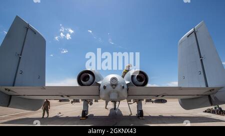 Engagierte Besatzungshäupter des 124. Flugzeugwartungsgeschwaders, Boise, Idaho, bereiten einen A-10 Thunderbolt II für Abschaltvorgänge auf dem Luftwaffenstützpunkt Mountain Home, Idaho, vor, 8. Juni 2021. Das Flugzeug kehrte von einem Trainingsprogramm zur Bewertung des Waffensystems zurück. Stockfoto