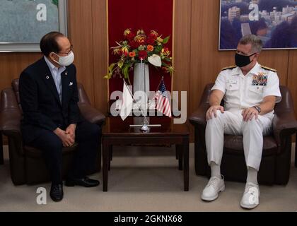 SASEBO, Japan (9. Juni 2021) – Kommandant, US Pacific Fleet ADM. Sam Paparo spricht über die Weiterleitung der eingesetzten Naval Forces, Commander, Fleet Activities Sasebo und der Kommandoführung der Mieter an Bord der CFAS 9. Juni 2021. Paparo besuchte CFAS bei seinem ersten Besuch in Japan, um die Beiträge von Einheiten mit Sitz in Sasebo zur Mission der US-Pazifikflotte zu überprüfen und sich mit lokalen politischen Führern und Partnern der japanischen Selbstverteidigungskräfte zu treffen. Stockfoto