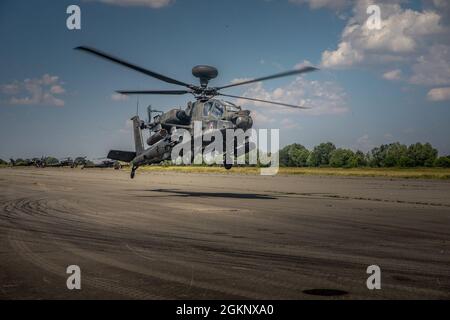 Capt. Bryan Westervelt und Chief Warrant Officer 4 Keith Davids an Bravo Company 1-3rd Attack Bataillon, 12. Combat Aviation Brigade beauftragt, am 9. Juni 2021 einen AH-64D Apache Attack Helicopter auf dem Flugplatz Taszar, Ungarn, zu landen. Nach der Rückkehr aus dem Live Fire Range im Varpalota Training Area während der Übung Sabre Guardian 21, Teil von DEFFENDEREN-Europe 21. Stockfoto