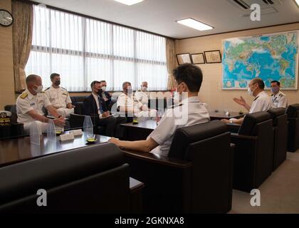 SASEBO, Japan (9. Juni 2021) – Kommandant, US Pacific Fleet ADM. Sam Paparo und die japanische Maritime Selbstverteidigungseinheit (JMSDF) Sasebo District Commandant Vice ADM. Katsuto Deguchi trifft sich an Bord der JMSDF Sasebo Bezirkshauptverwaltung in Sasebo, Japan, während eines Besuchs bei Commander, Fleet Activities Sasebo 9. Juni 2021. Paparo besuchte CFAS bei seinem ersten Besuch in Japan, um die Beiträge von Einheiten mit Sitz in Sasebo zur Mission der US-Pazifikflotte zu überprüfen und sich mit lokalen politischen Führern und Partnern der japanischen Selbstverteidigungskräfte zu treffen. Stockfoto