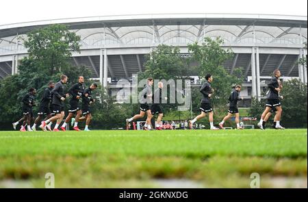 15. September 2021, Hessen, Frankfurt/Main: Fußball: Europa League, vor dem Gruppenspiel Eintracht Frankfurt gegen Fenerbahce Istanbul im Deutsche Bank Park. Die Spieler der Eintracht Frankfurt nehmen am Abschlusstraining im Stadion Teil. Foto: Arne Dedert/dpa Stockfoto