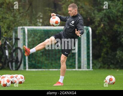 15. September 2021, Hessen, Frankfurt/Main: Fußball: Europa League, vor dem Gruppenspiel Eintracht Frankfurt gegen Fenerbahce Istanbul im Deutsche Bank Park. Kristijan Jakic nimmt am Final Training von Eintracht Frankfurt im Stadion Teil. Foto: Arne Dedert/dpa Stockfoto