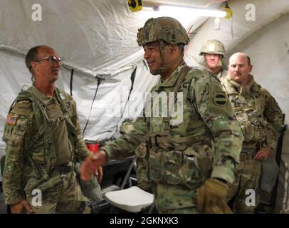 General Michael Garrett, kommandierender General, United States Army Forces Command, begrüßt Soldaten der 155. Panzerbrigade im National Training Center, Fort Irwin, Kalifornien, 9. Juni 2021. Der Zweck von Garretts Besuch ist es, Führer und Soldaten der 155. ABCT während ihres NTC-Trainings zu beobachten und sich mit ihnen zu beschäftigen. Stockfoto