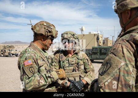 General Michael Garrett, kommandierender General, United States Army Forces Command, spricht mit Col. Jason P. Nelson, dem Kommandanten der 155. Panzerbrigade, Mississippi Army National Guard, im National Training Center, Fort Irwin, Kalifornien, 9. Juni 2021. Der Zweck von Garretts Besuch ist es, während ihres Rotationstrainings Führer und Soldaten mit dem 155. ABCT zu beobachten und sich mit ihnen zu beschäftigen. Stockfoto