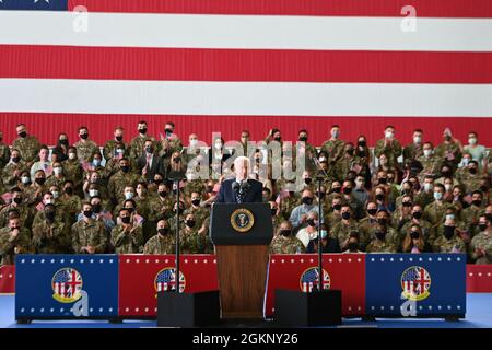 Präsident Joe Biden begrüßt die Truppen bei der Royal Air Force, Mildenhall, 9. Juni 2021. Präsident Biden startete seine erste Auslandsreise zur RAF Mildenhall, um die Militärfamilien hervorzuheben und die Arbeit hervorzuheben, die die Mitglieder der Tri-Base-Gemeinschaft zum Schutz der Sicherheit unseres Landes leisten. Stockfoto