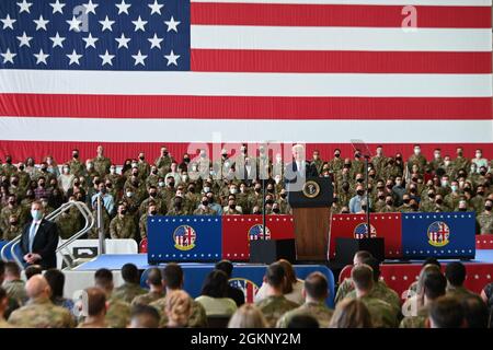 Präsident Joe Biden begrüßt die Truppen bei der Royal Air Force, Mildenhall, 9. Juni 2021. Präsident Biden startete seine erste Auslandsreise zur RAF Mildenhall, um die Militärfamilien hervorzuheben und die Arbeit hervorzuheben, die die Mitglieder der Tri-Base-Gemeinschaft zum Schutz der Sicherheit unseres Landes leisten. Stockfoto