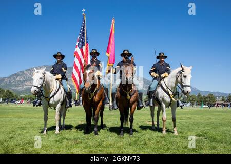 Fort Carson Mounted Color Guard nimmt an der 71. EOD-Gruppenwechsel-Zeremonie für den ankommenden Kommandanten, Oberst Michael Schoonover, und den scheidenden Kommandanten Oberst David K. Green auf dem Gründerfeld in Fort Carson, Colorado, am 9. Juni 2021 Teil. Stockfoto