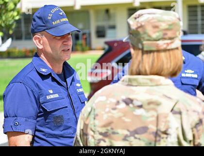 Kapitän Travis Rasmussen, Kommandooffizier der Basis Honolulu und Brigadegeneral Jennifer Short vom US-Indo-Pacific Command besuchten das Schiff CSB 8021 der vietnamesischen Küstenwache, um die Besatzung nach Hawaii zu begrüßen und sich mit ihrem Kommandanten, Commander Dang Le Son, zu treffen. Die US-Regierung übergab den ehemaligen Küstenwache-Cutter der Hamilton-Klasse der Vietnam Coast Guard am 14. August 2020. Nach dem Training und der Ausstattung segelt die Crew nun CSB 8021 von ihrem ehemaligen Heimathafen in Seattle nach Vietnam. Stockfoto