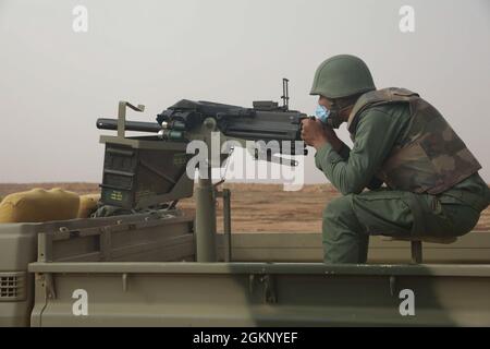 Mitglieder der Royal Moroccan Armees zielen mit einem Mk19-Granatwerfer im Live-Feuertraining während der Übung Afrikanischer Löwe in der Nähe der Stadt Tantan, Marokko, 9. Juni 2021. African Lion 2021 ist die größte, führende, gemeinsame, jährliche Übung des US-Afrikanischen Kommandos, die vom 7-18. Bis 22. Juni von Marokko, Tunesien und Senegal veranstaltet wird. Mehr als 7,000 Teilnehmer aus neun Nationen und der NATO trainieren gemeinsam mit dem Fokus auf die Verbesserung der Bereitschaft für US- und Partnernationskräfte. AL21 ist ein multi-Domain-, multi-component- und multinationales Unternehmen, das eine ganze Reihe von Missionsfähigkeiten für das Ziel einsetzt Stockfoto