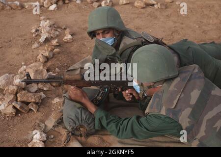 Mitglieder der Royal Moroccan Armes Forces feuern ein Sturmgewehr im Rahmen eines Live-Feuertrainings während der Übung Afrikanischer Löwe in der Nähe von Tantan, Marokko, 9. Juni 2021. African Lion 2021 ist die größte, führende, gemeinsame, jährliche Übung des US-Afrikanischen Kommandos, die vom 7-18. Bis 22. Juni von Marokko, Tunesien und Senegal veranstaltet wird. Mehr als 7,000 Teilnehmer aus neun Nationen und der NATO trainieren gemeinsam mit dem Fokus auf die Verbesserung der Bereitschaft für US- und Partnernationskräfte. AL21 ist ein multi-Domain-, multi-component- und multinationales Unternehmen, das eine ganze Reihe von Missionsfähigkeiten mit dem Ziel einsetzt Stockfoto