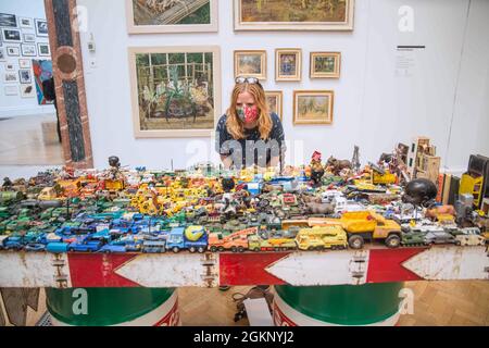 London UK 15 September 2021 Exodus, Zak Ove, die Cast Sammlerautos, antike Puppen, Die 253. Sommerausstellung an der Royal Academy of Arts, die auf zwei castrol-Trommeln montiert wurde, widmet sich dem Thema ‘Reclaiming Magic’, um die Freude am Schaffen von Kunst zu feiern. Die Ausstellung für zeitgenössische Kunst findet jedes Jahr ohne Unterbrechung vom 1769.22. September 2021 bis zum 2. Januar 2022 statt. Paul Quezada-Neiman/Alamy Live-Nachrichten Stockfoto